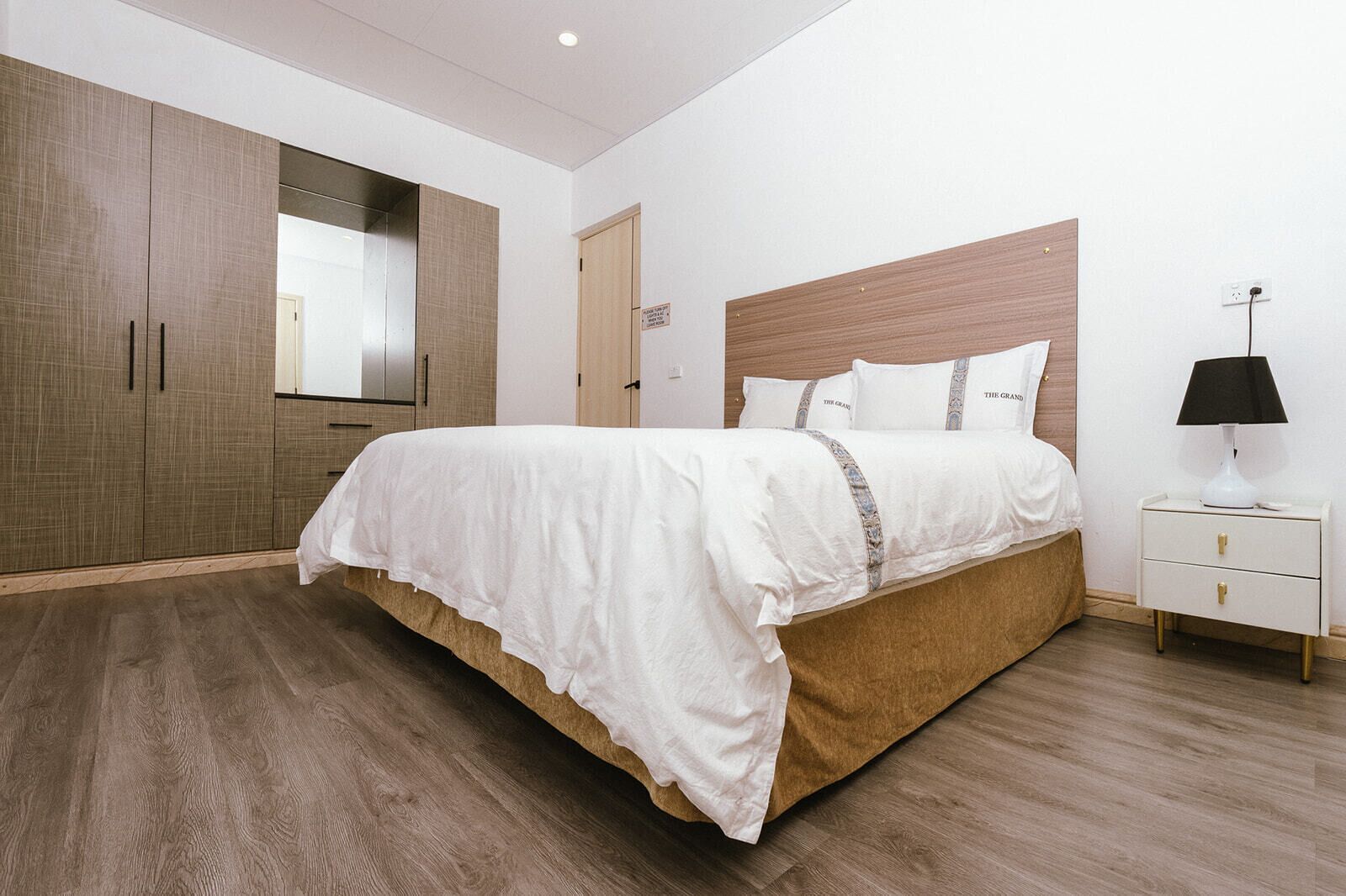 3 多间卧室、熨斗/熨衣板、WiFi、床单