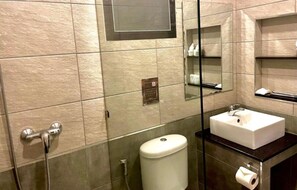 Douche, sèche-cheveux, serviettes fournies