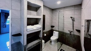 Shower, hair dryer, towels - Charming Family room Ban Chang, Thailand - Perfect Getaway (Tambon Ban Chang)