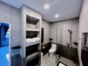 Douche, sèche-cheveux, serviettes fournies