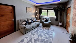 Interior - Charming Family room Ban Chang, Thailand - Perfect Getaway (Tambon Ban Chang)