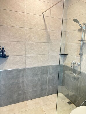 Dusj, hårføner og håndklær