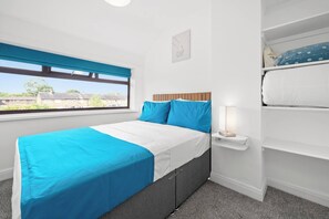 2 slaapkamers, een strijkplank/strijkijzer, internet, beddengoed