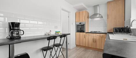 Køleskab, mikrobølgeovn, ovn, kogeplade