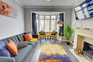 Smart TV - 4 BedRoom House | w/ FREE Wi-fi | Parking (West Midlands)