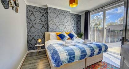 4 BedRoom House | w/ FREE Wi-fi | Parking