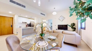 Deluxe Double Room, City View | In-room dining