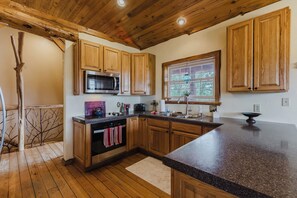 Een koelkast, een magnetron, een oven, een kookplaat