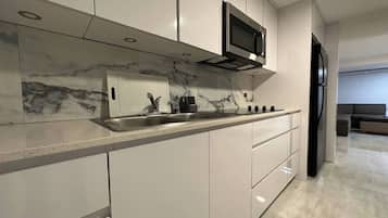 Jääkaappi, mikroaaltouuni, kahvin-/teenkeitin, leivänpaahdin