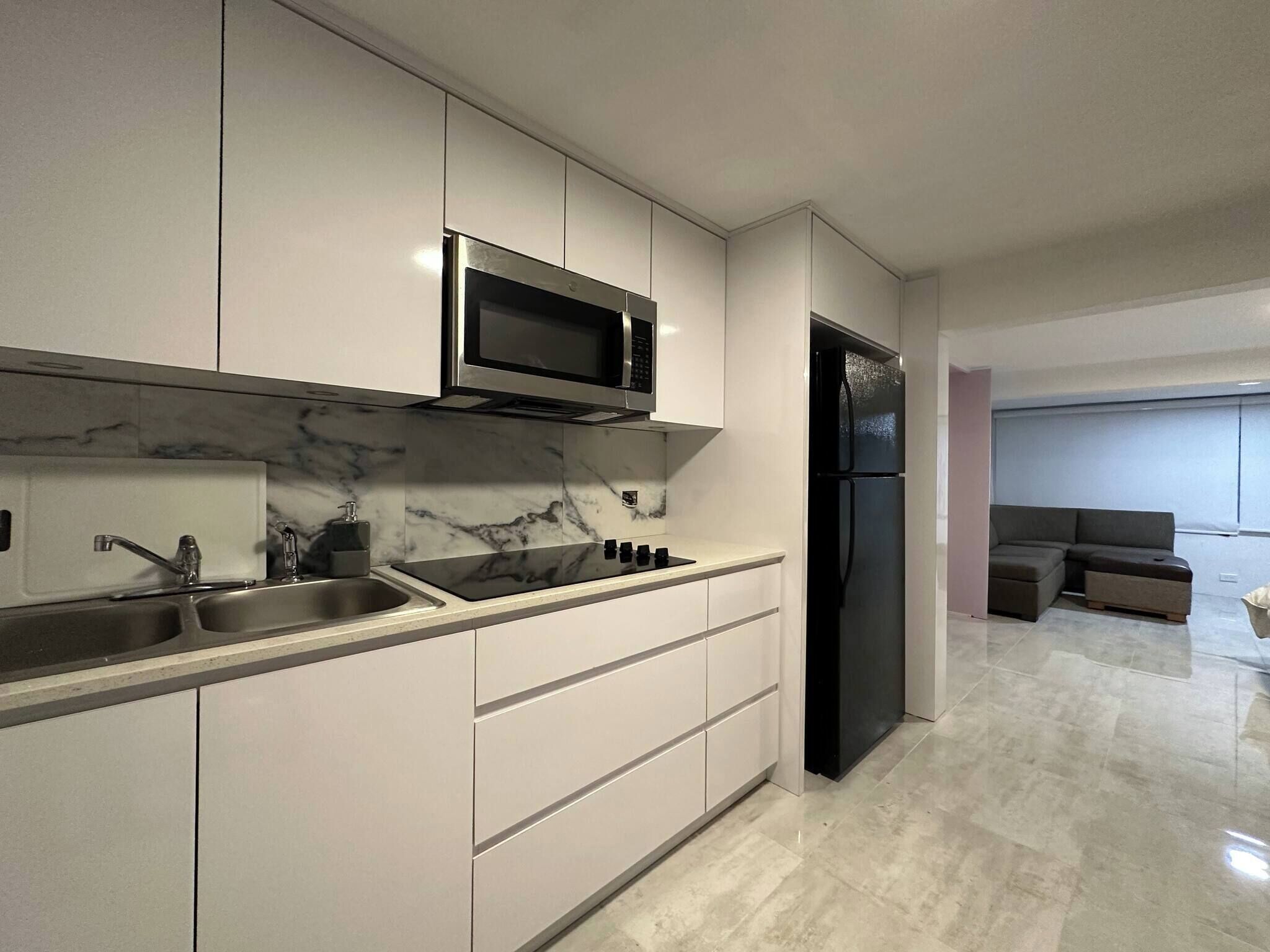 Kylskåp, mikrovågsugn, kaffe- och tebryggare och brödrost