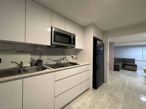 Réfrigérateur, micro-ondes, cafetière/bouilloire, grille-pain