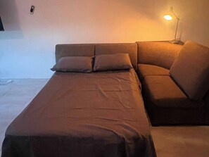 2 bedrooms, iron/ironing board, Internet, bed sheets
