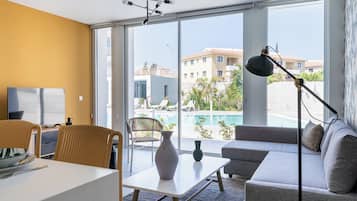 Appartement | Woonkamer | Een 50-inch smart-tv met digitale zenders en streamingdiensten