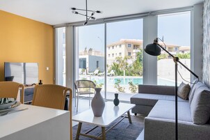 Apartamento | Sala de estar | Smart TV de 50 pulgadas con canales digitales, servicios de streaming