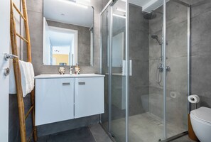 Căn hộ | Phòng tắm | Buồng tắm vòi sen, vòi sen phun mưa, đồ dùng nhà tắm miễn phí