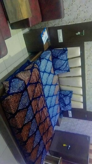 Desk, free WiFi, bed sheets - Govindham Hotel & Restaurant (Kurukshetra)