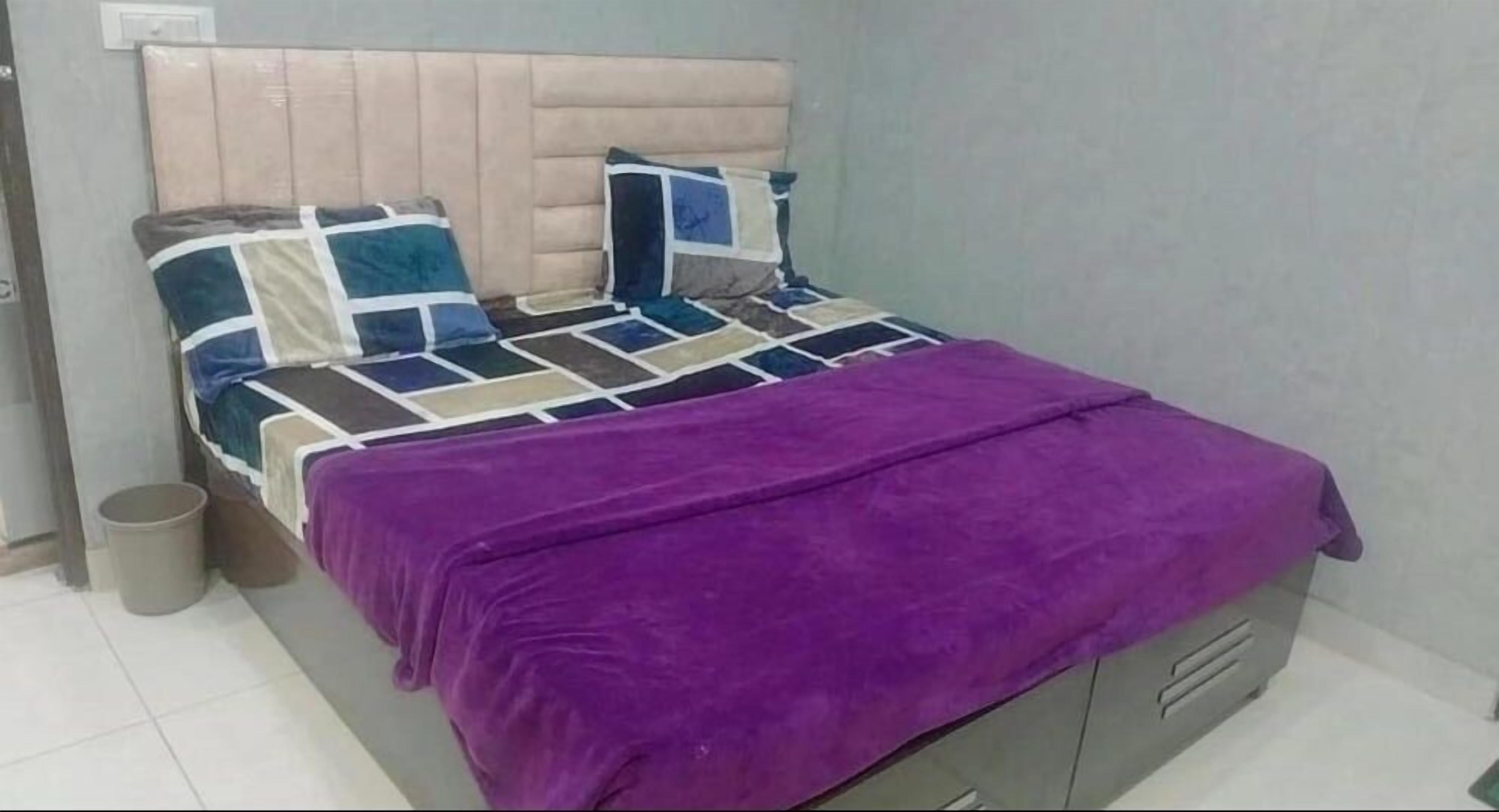 Escritorio, wifi gratis y ropa de cama 