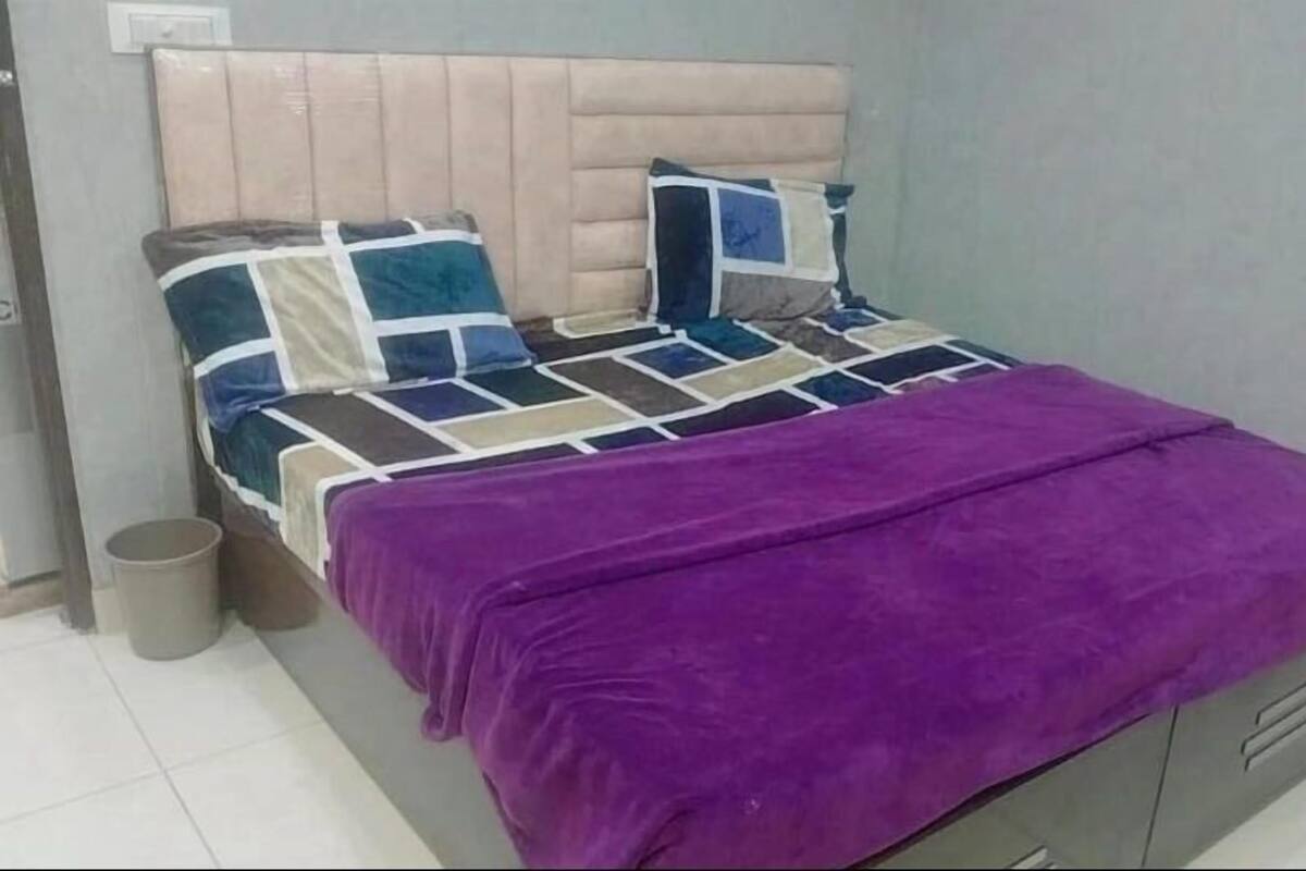 Escritorio, wifi gratis y ropa de cama