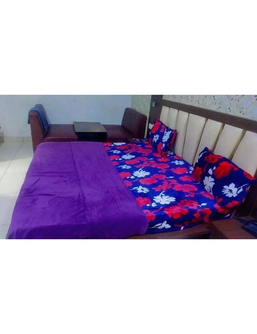 Escritorio, wifi gratis y ropa de cama 