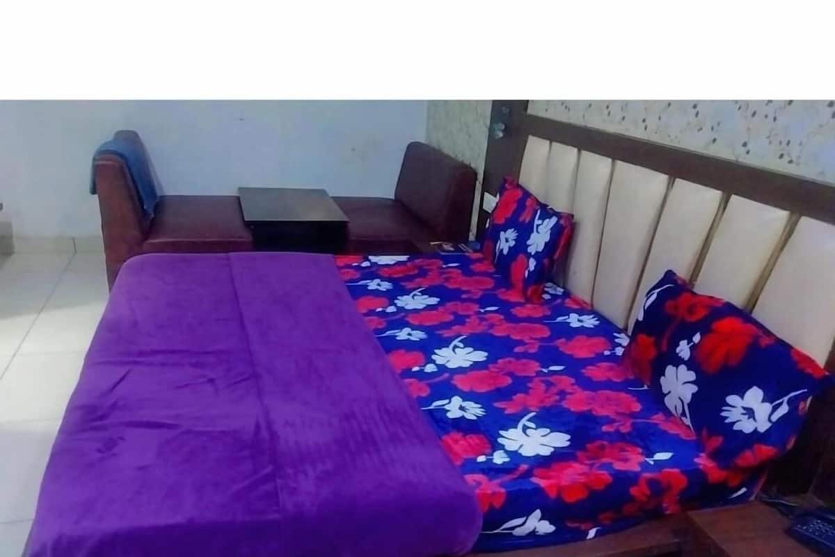 Dobbeltrom – basic, byutsikt | Skrivebord, wi-fi (inkludert) og sengetøy