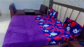 Escritorio, wifi gratis y ropa de cama