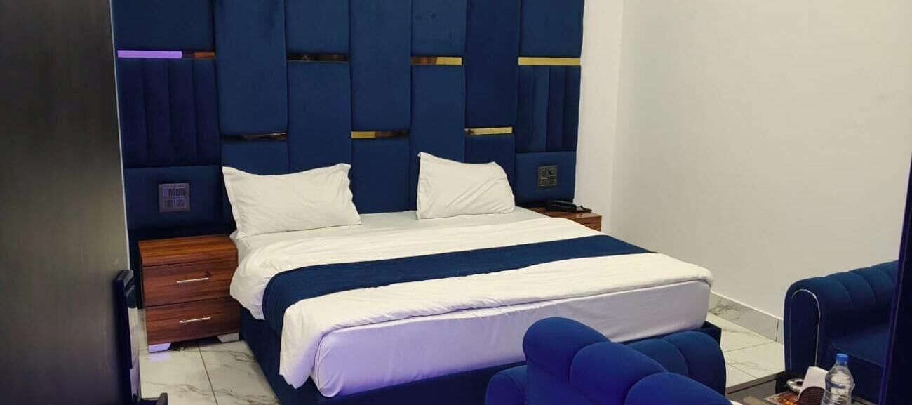 デスク、WiFi (無料)、ベッドシーツ