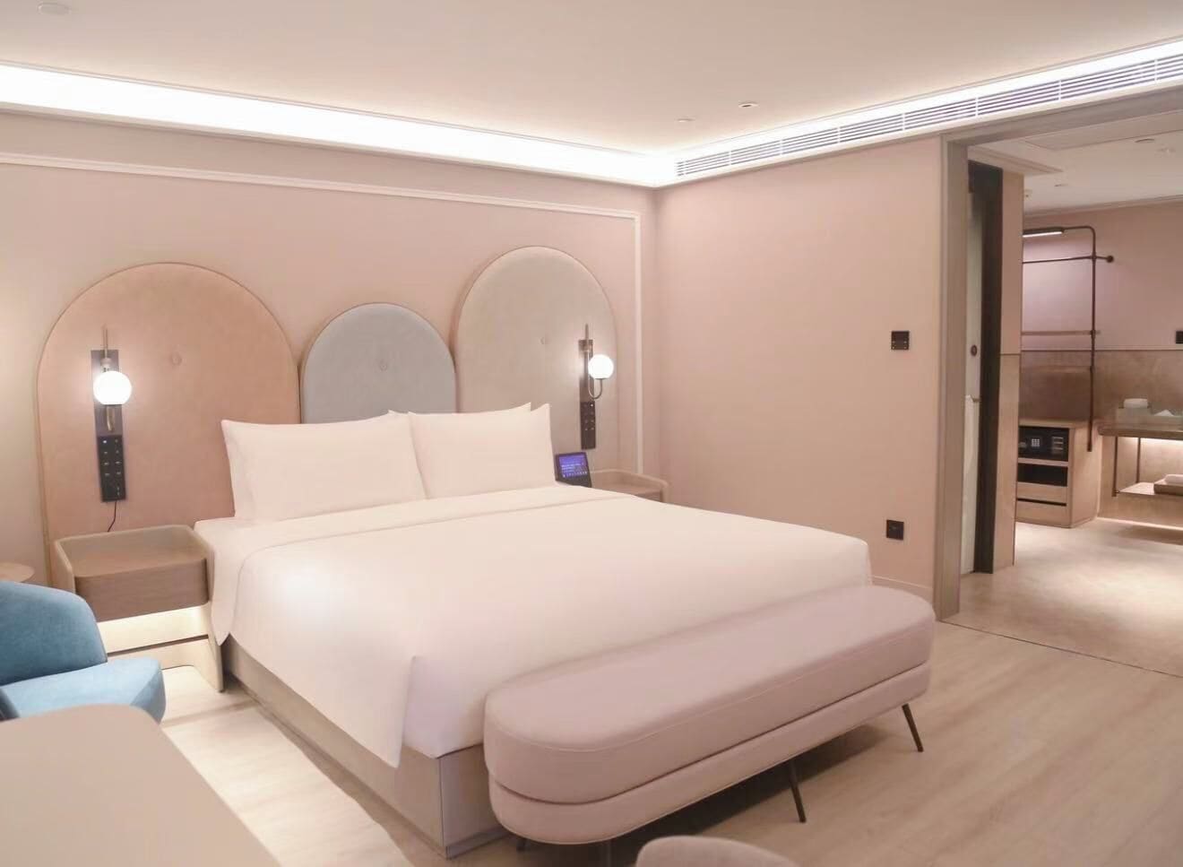 Privilege, Room, 1 King Bed | Minibar (free items), desk, laptop workspace, blackout drapes