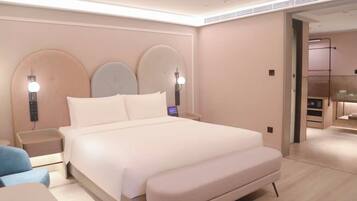 Privilege, Room, 1 King Bed | Minibar (free items), desk, laptop workspace, blackout drapes