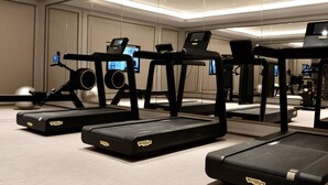 Ett hotells gym med löpband, träningsbollar och styrketräningsmaskiner.