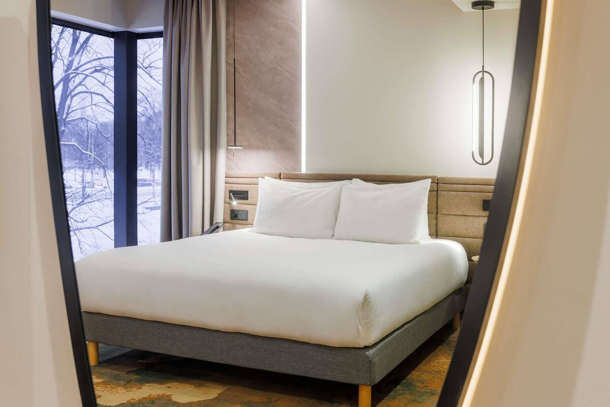 Rom – standard, 1 kingsize-seng | Minibar, safe på rommet, skrivebord og blendingsgardiner