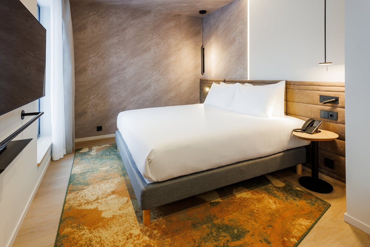 Rom – standard, 1 kingsize-seng, terrasse | Minibar, safe på rommet, blendingsgardiner og strykejern/-brett