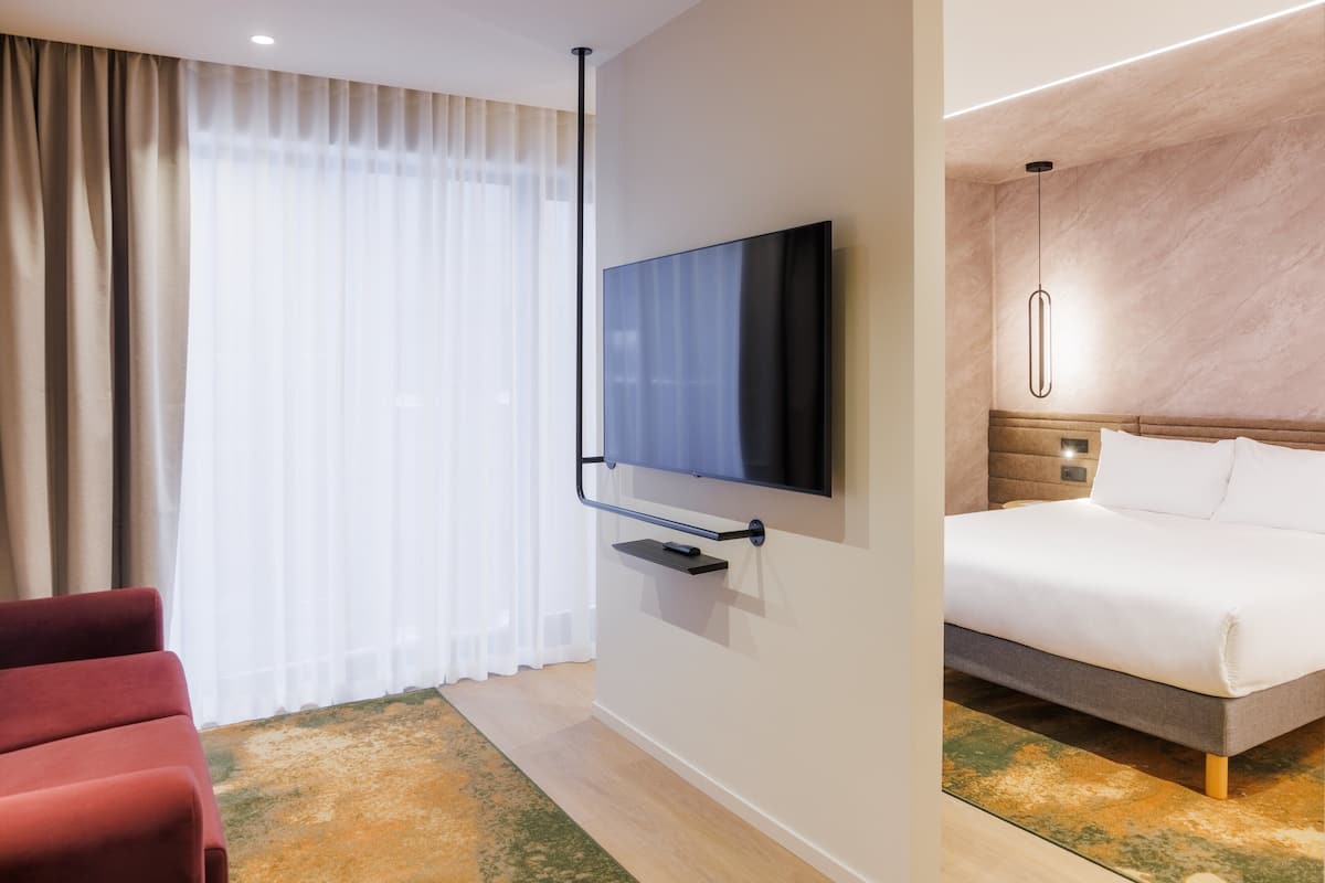 Familierom, 1 kingsize-seng med sovesofa | Minibar, safe på rommet, blendingsgardiner og strykejern/-brett