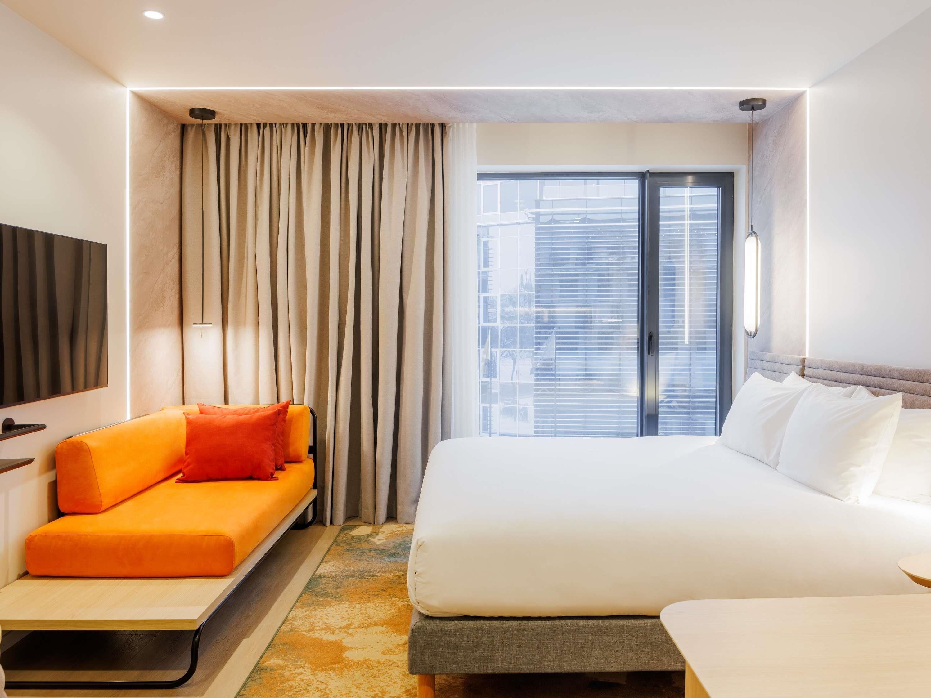 Family Studio, 1 King Bed | Minibar, in-room safe, desk, blackout drapes