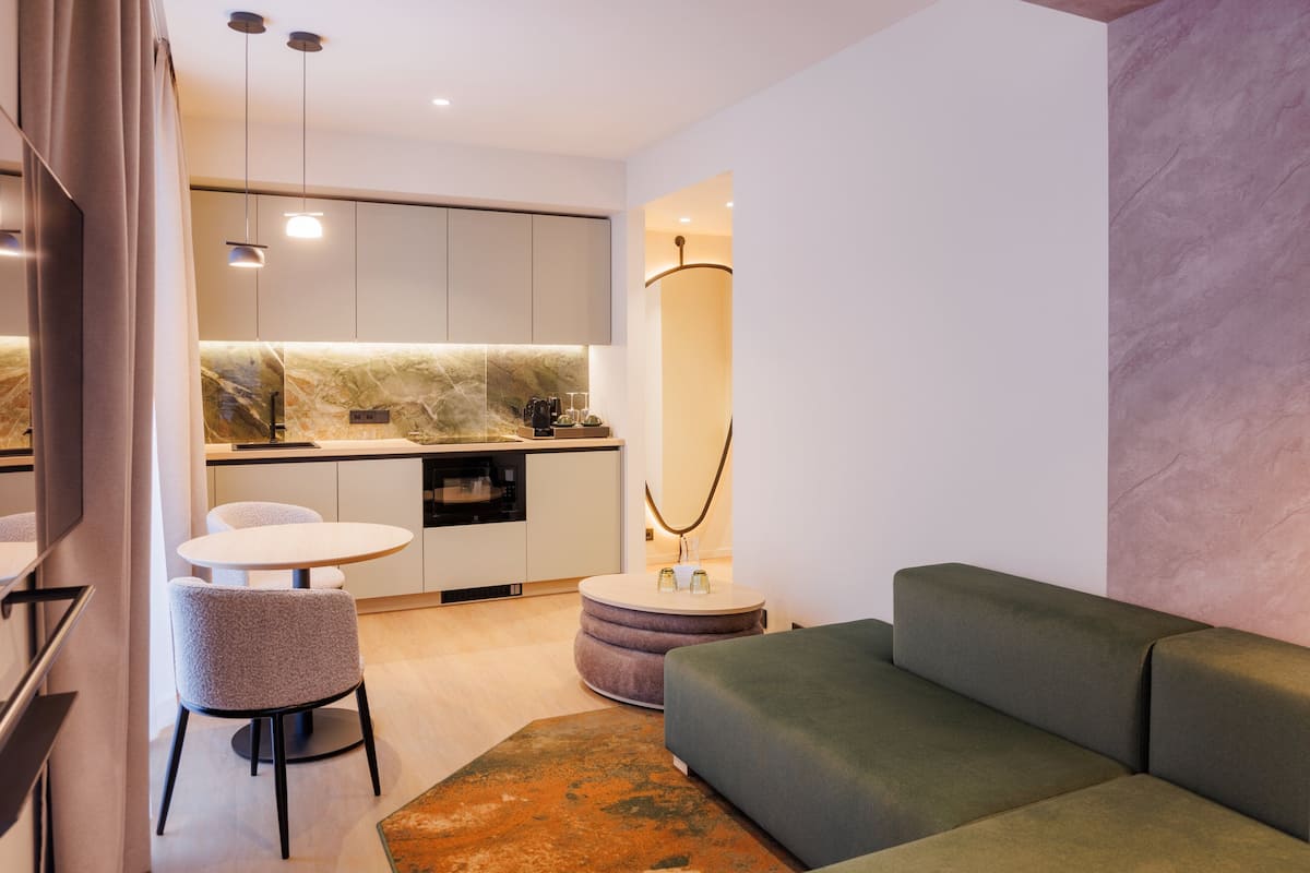 Familieleilighet, 1 soverom | Oppholdsområde | En 55-tommers smart-TV med digitale kanaler