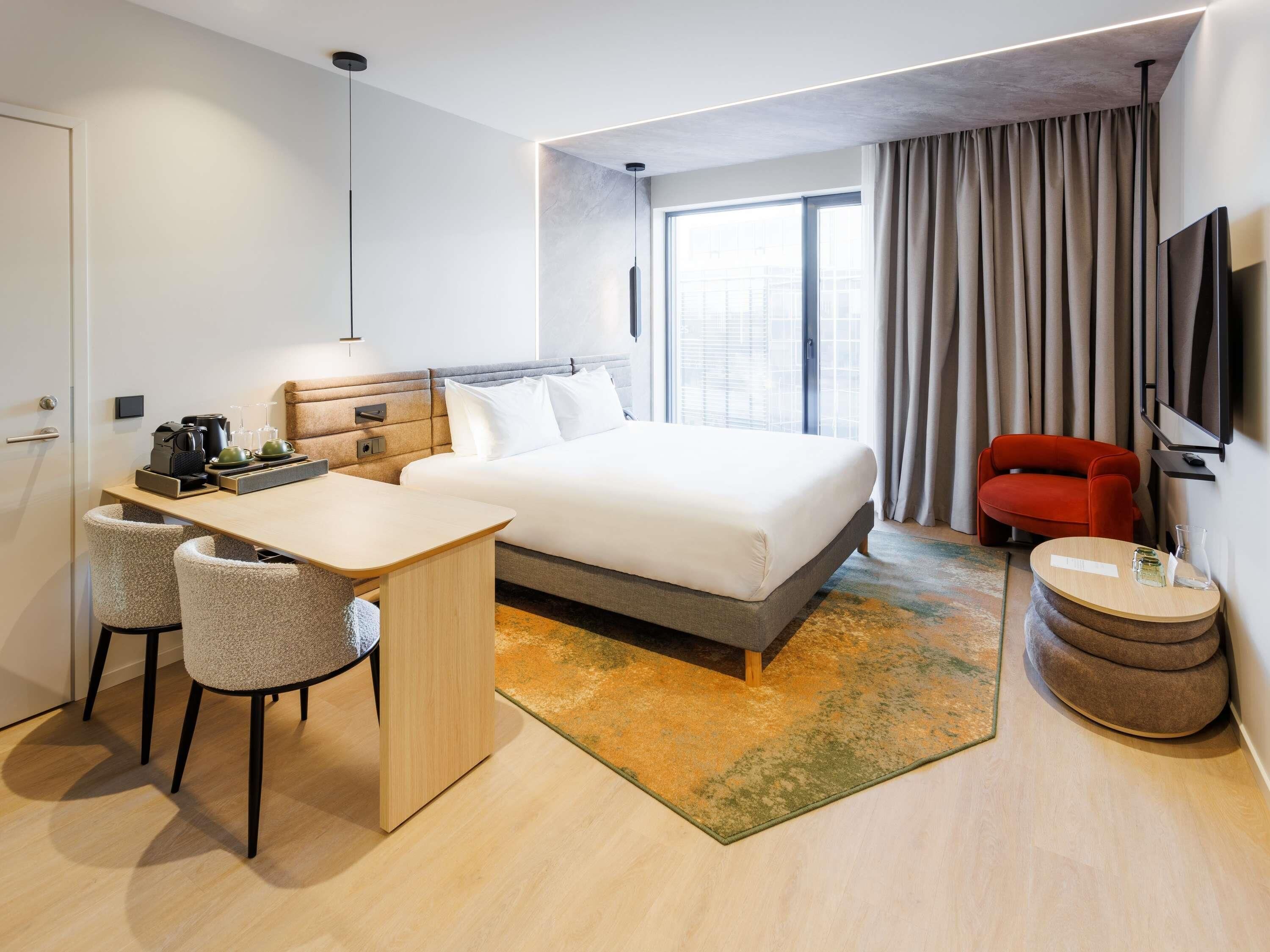 Studio, 1 Double Bed | Minibar, in-room safe, desk, blackout drapes