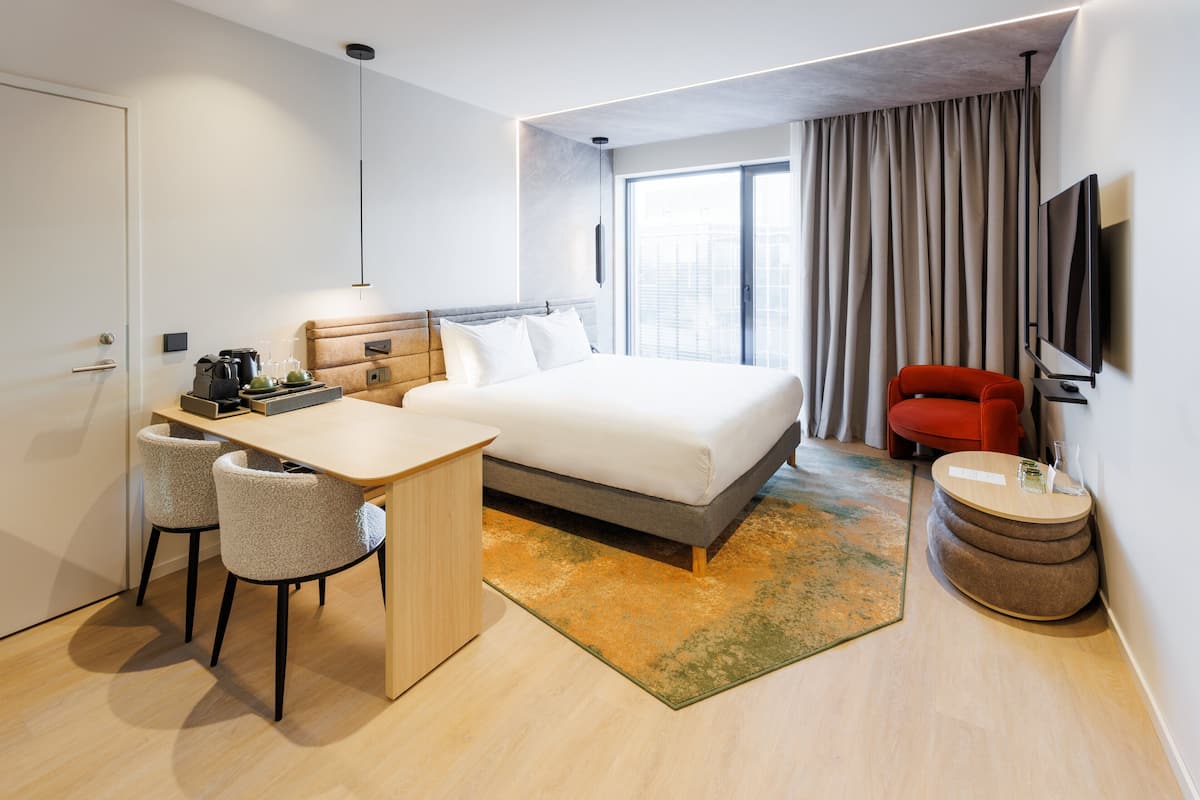 Minibar, safe på rommet, blendingsgardiner og strykejern/-brett