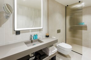 Zuhanyzó, hajszárító, törölközők és szappan