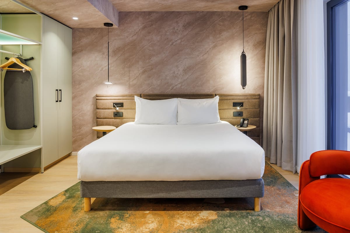 Studio, 1 dobbeltseng, terrasse | Minibar, safe på rommet, blendingsgardiner og strykejern/-brett