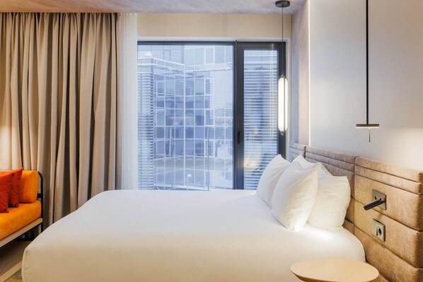 Minibar, caja de seguridad en la habitación y escritorio 