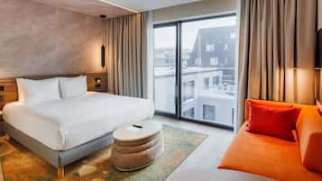 Executive Family Room, 1 King Bed and 1 daybed for 1 child | Minibar, in-room safe, desk, blackout drapes