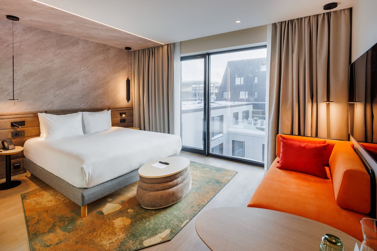 Familierom, 1 kingsize-seng | Minibar, safe på rommet, blendingsgardiner og strykejern/-brett