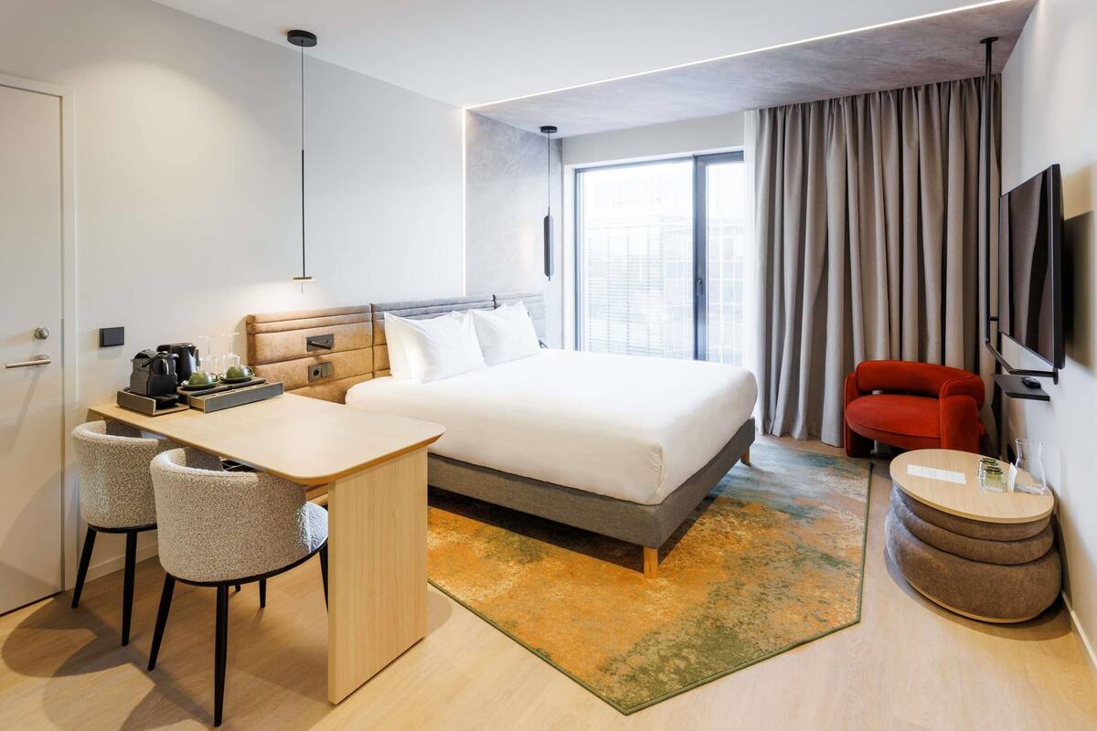 Studio, 1 dobbeltseng | Minibar, safe på rommet, skrivebord og blendingsgardiner