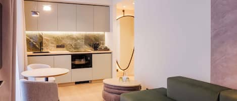 Familjelägenhet - 1 sovrum | Minibar, värdeförvaringsskåp på rummet och skrivbord