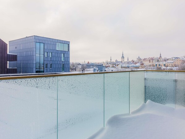 Rom – standard, 1 kingsize-seng, terrasse | Minibar, safe på rommet, skrivebord og blendingsgardiner