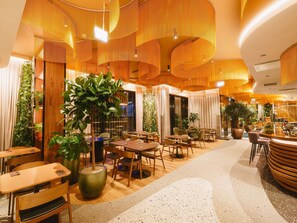 供应早餐、午餐和晚餐