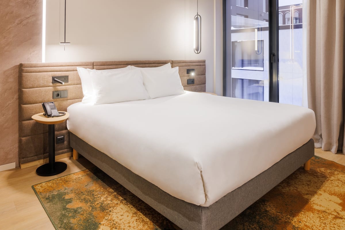 Familieleilighet, 1 soverom, terrasse | Minibar, safe på rommet, blendingsgardiner og strykejern/-brett