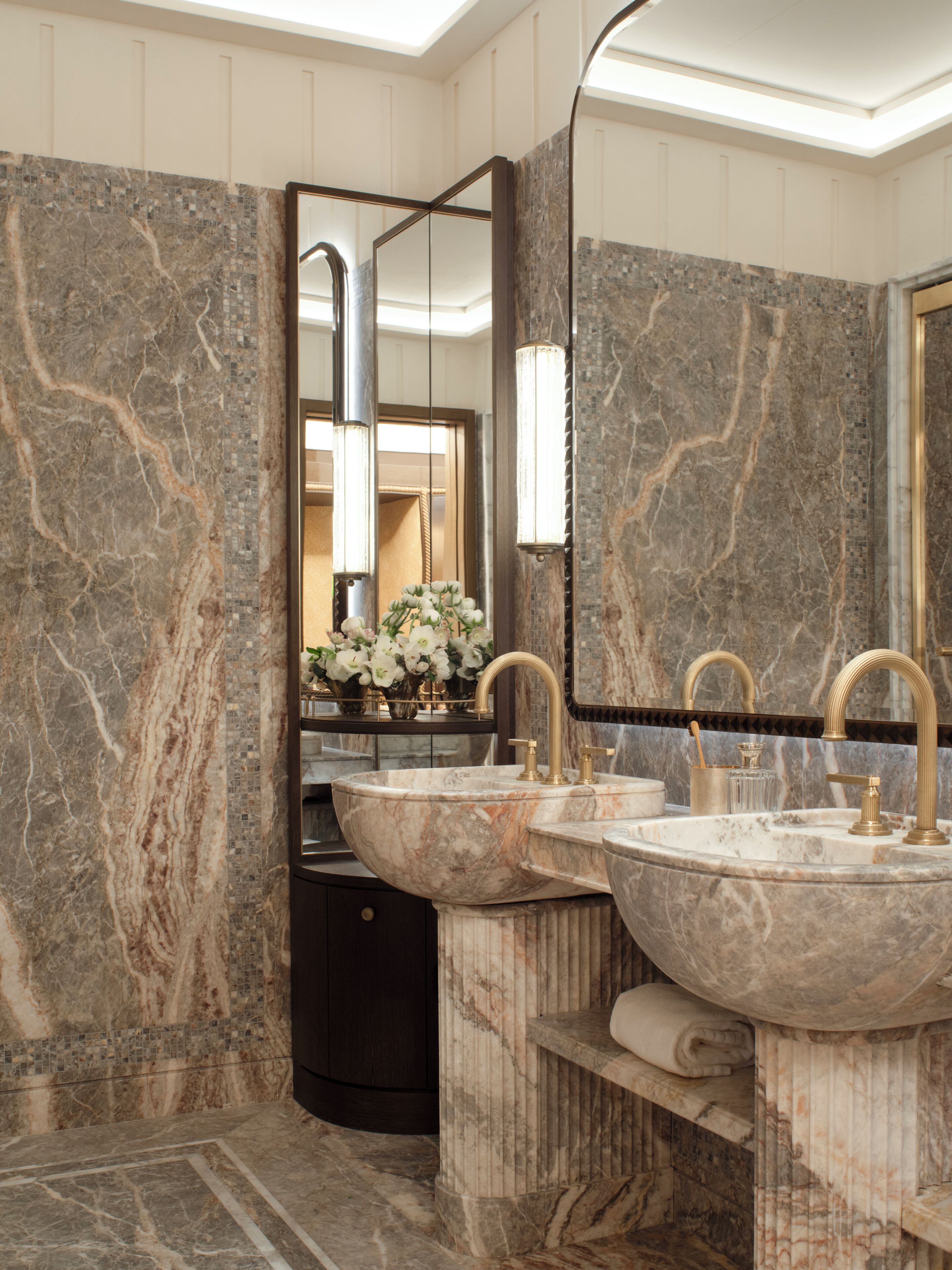 Séchoir à cheveux, pantoufles, bidet, serviettes fournies