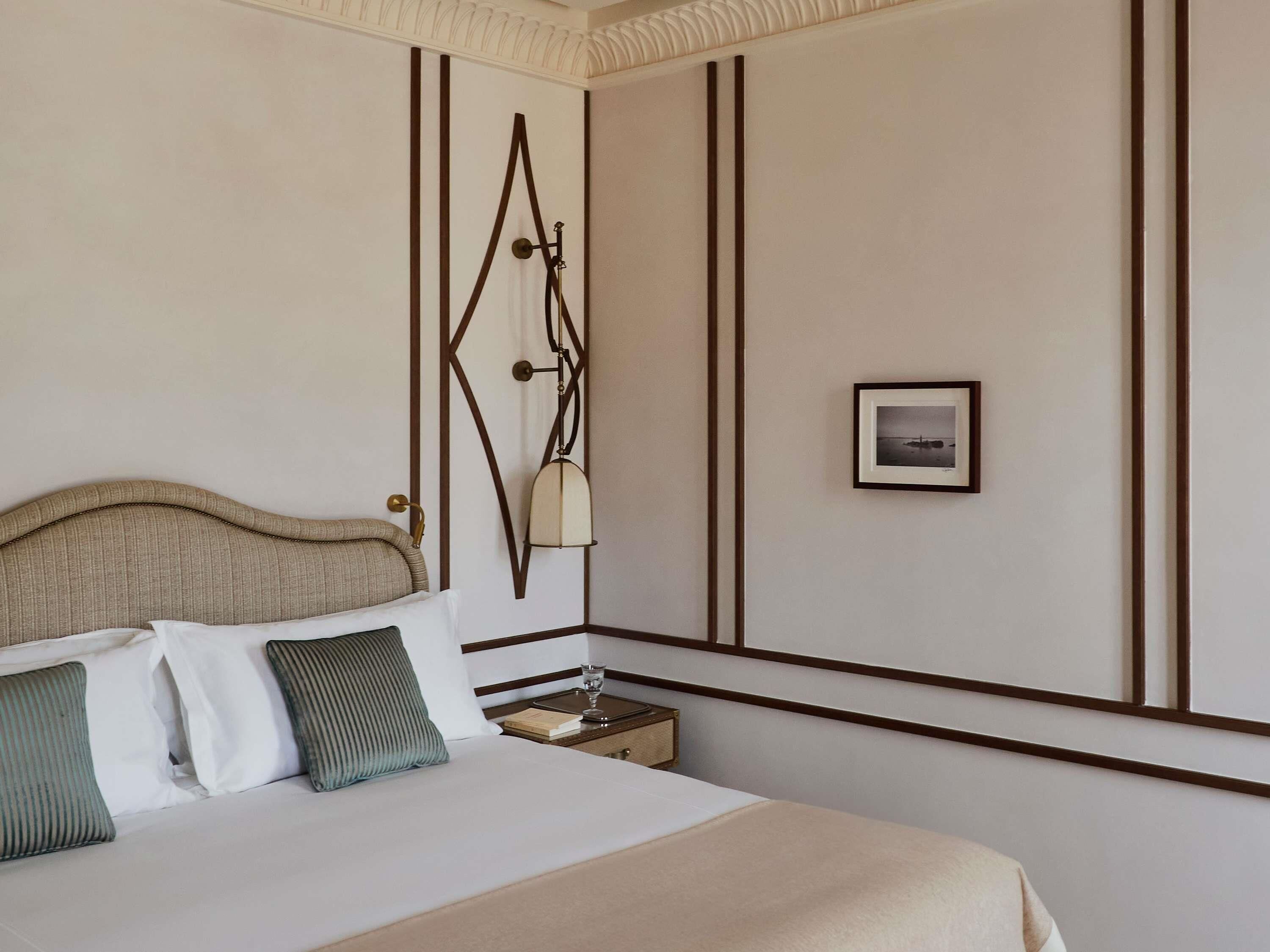 套房, 1 张特大床 | 迷你吧、客房内保险箱、隔音、熨斗/熨衣板