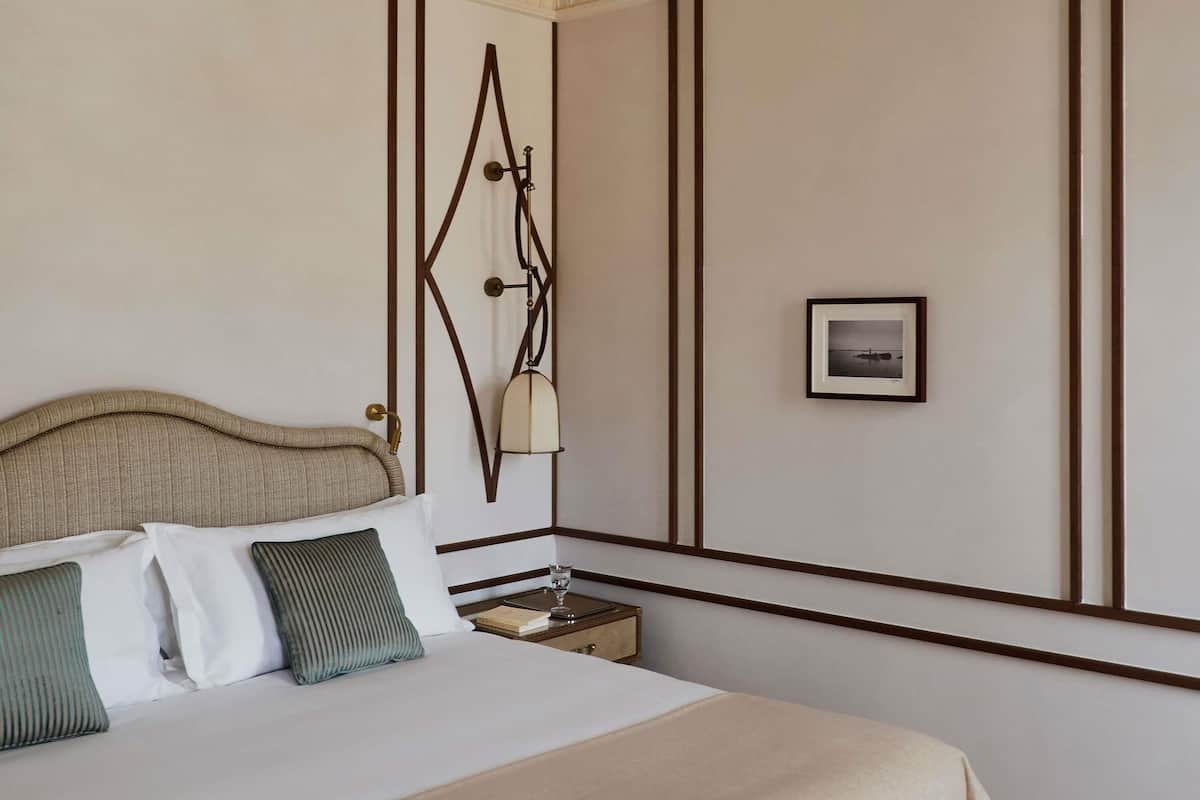 套房, 1 张特大床 | 迷你吧、客房内保险箱、隔音、熨斗/熨衣板