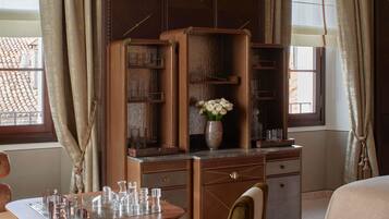 Minibar, värdeförvaringsskåp på rummet och ljudisolering